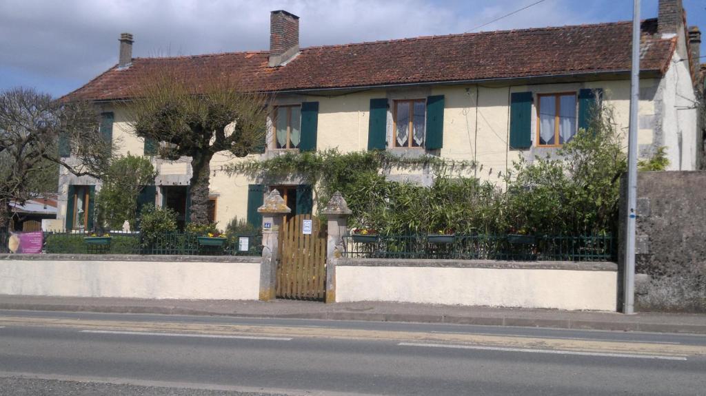 La Maison Jaune Bed and Breakfast Bouresse Eksteriør billede